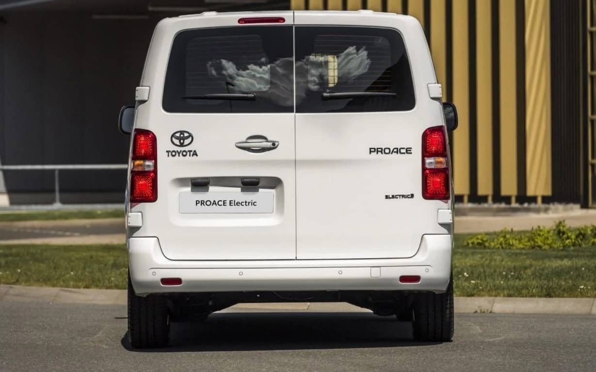Perspectiva trasera del Toyota ProAce Electric, mostrando diseño de luces y puerta trasera.