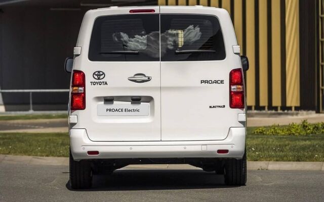 Perspectiva trasera del Toyota ProAce Electric, mostrando diseño de luces y puerta trasera. Perspectiva trasera del Toyota ProAce Electric, mostrando diseño de luces y puerta trasera.