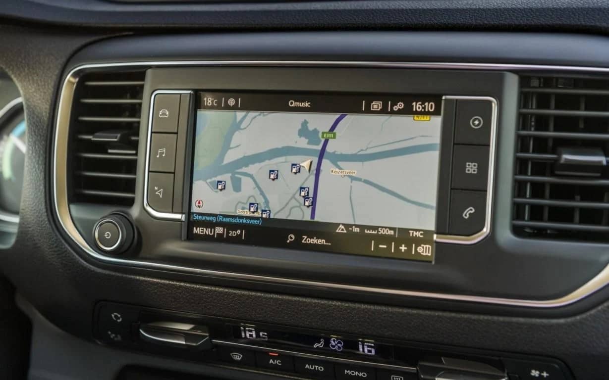 Pantalla del sistema de entretenimiento y navegación en el interior del Toyota ProAce Electric.