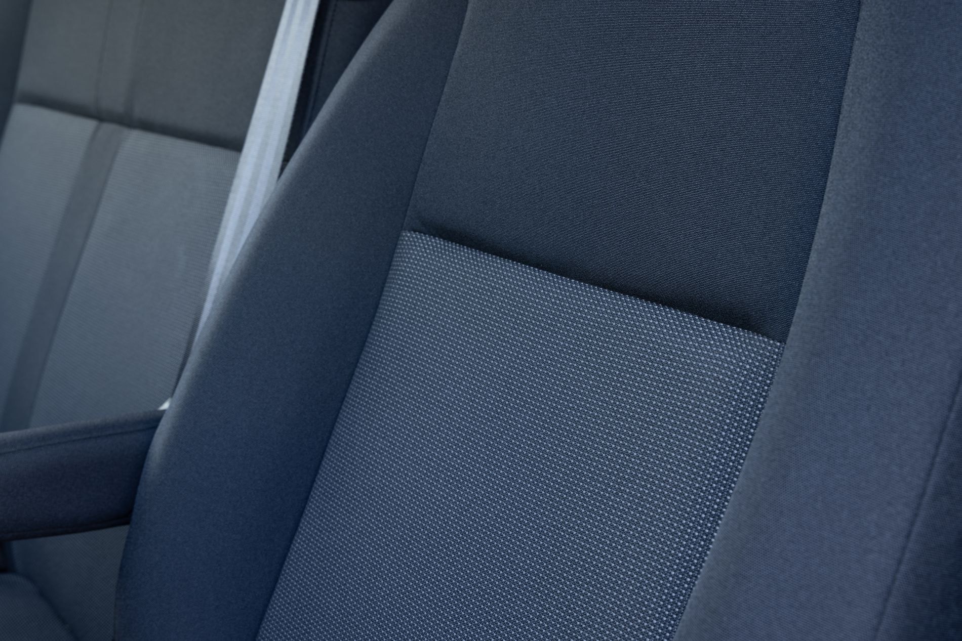 Espacio y comodidad de los asientos delanteros en el ProAce Van.