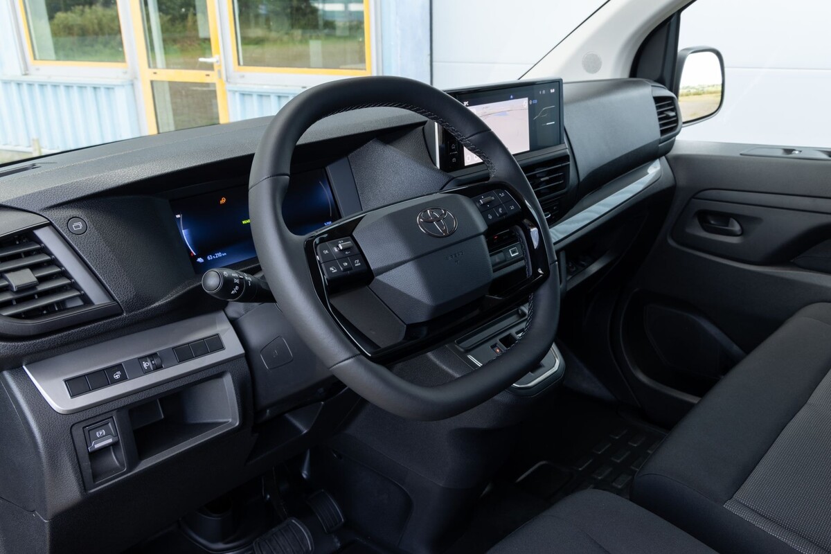 Esquina trasera del ProAce Van mostrando su elegancia en la curva. Esquina trasera del ProAce Van mostrando su elegancia en la curva.