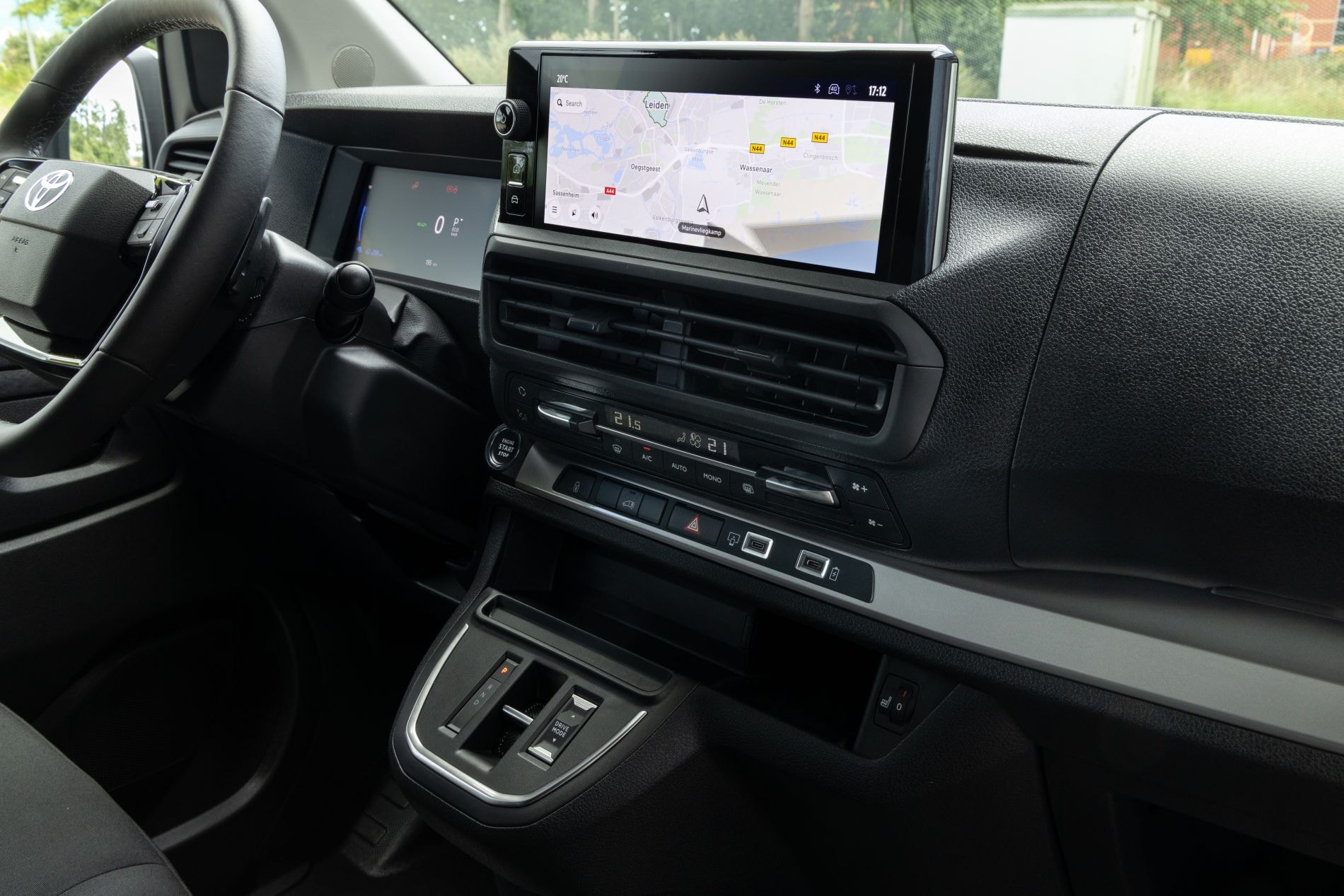 Panel de control y sistema de navegación en el Toyota ProAce Van.