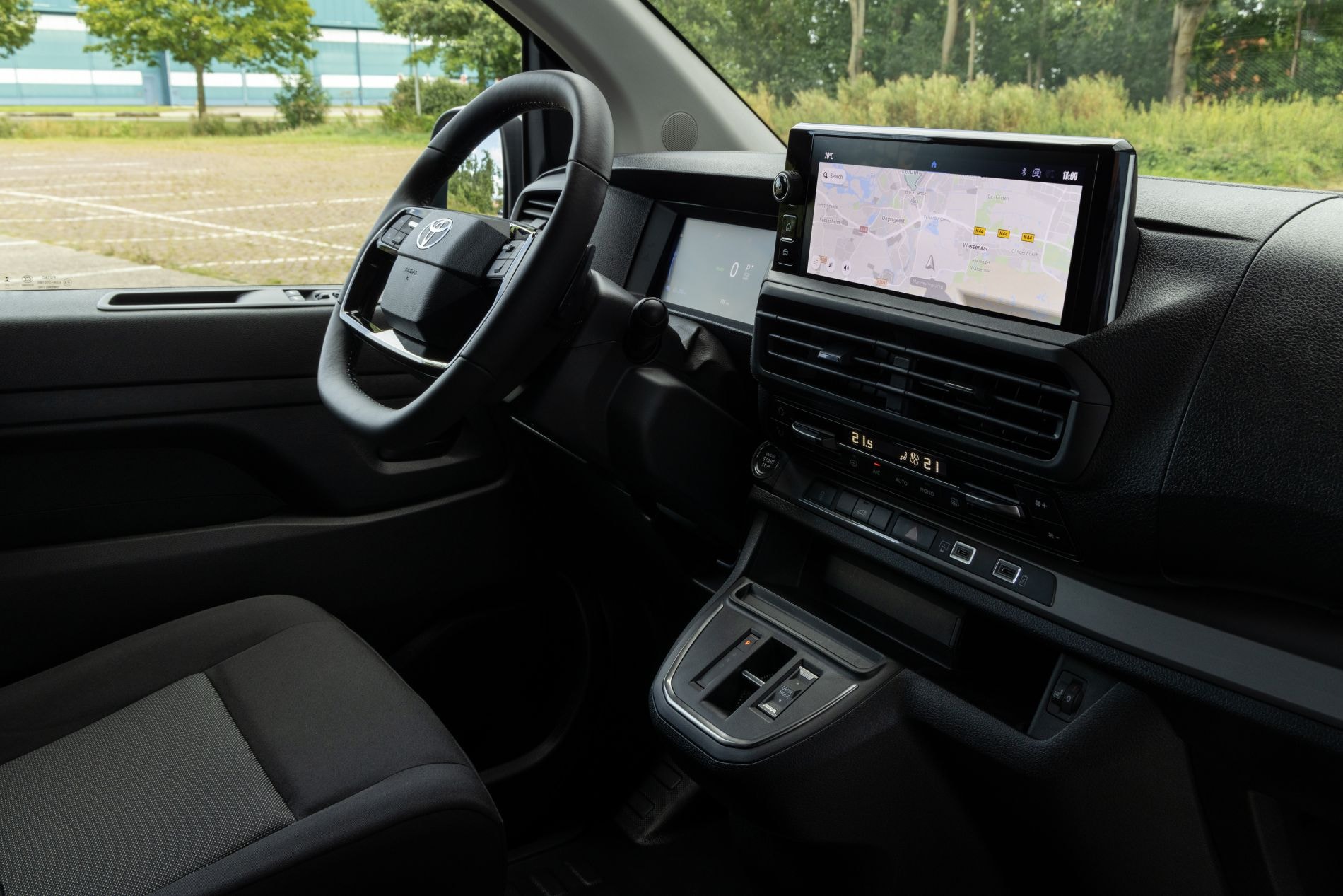 Interior del Toyota ProAce Van con un enfoque en el volante y el panel.