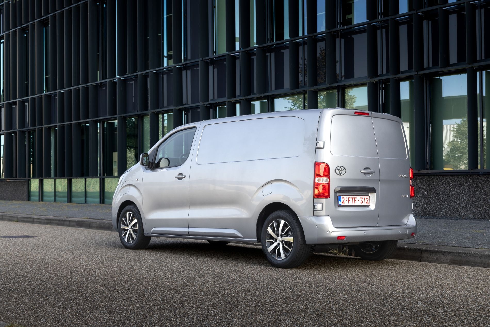 Perspectiva lateral trasera, mostrando la adecuación para el transporte.