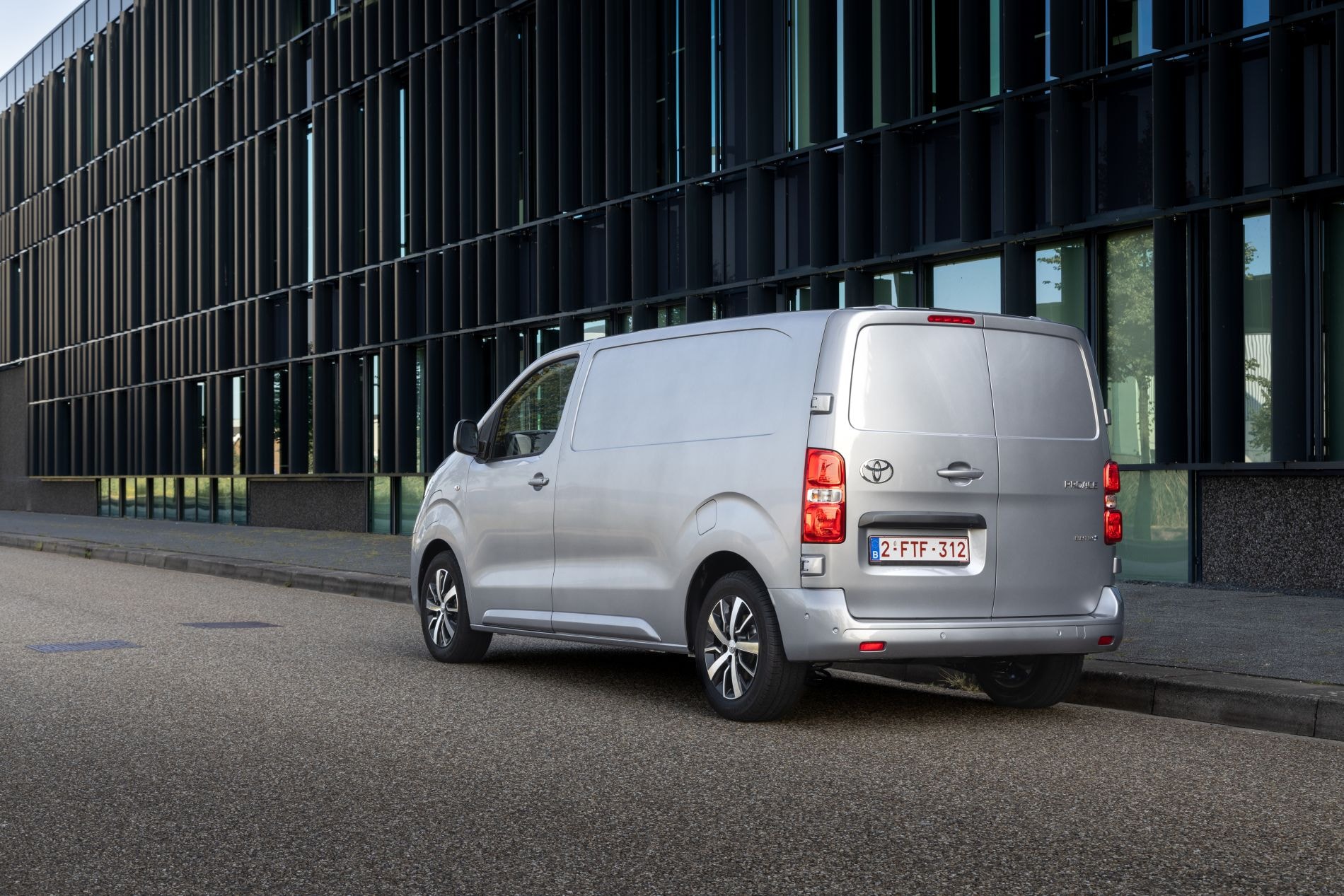 Vista lateral del Toyota ProAce Van destacando su robustez.