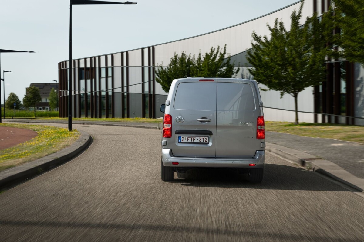 Vista trasera del Toyota ProAce Van, enfatizando su diseño moderno. Vista trasera del Toyota ProAce Van, enfatizando su diseño moderno.