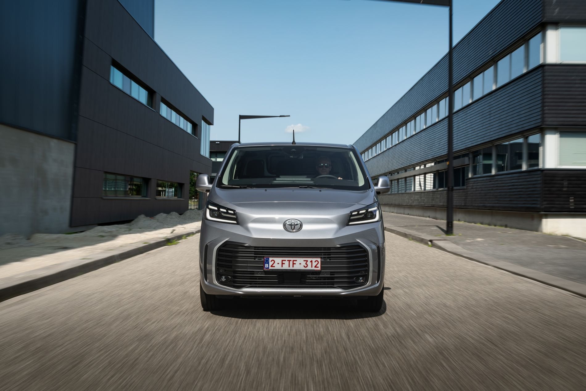 Toyota ProAce Van en una curva, mostrando su agilidad en la carretera.