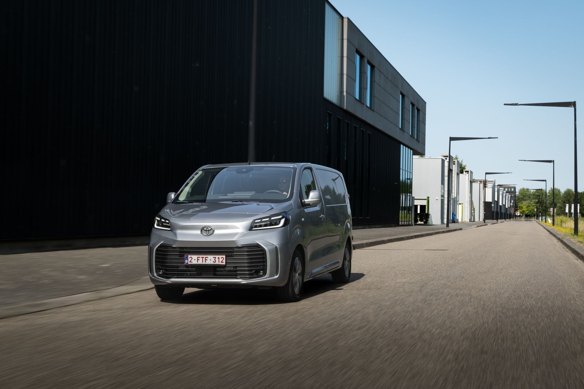 Vista frontal del Toyota ProAce Van mostrando su diseño moderno.