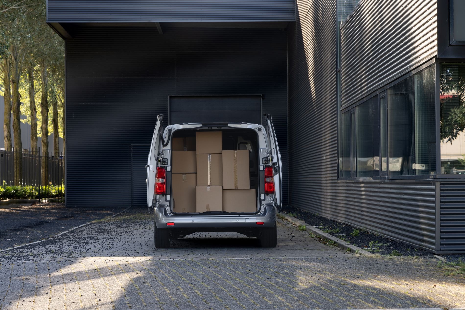 Carga del Toyota ProAce Van, enfatizando su amplio espacio interior.