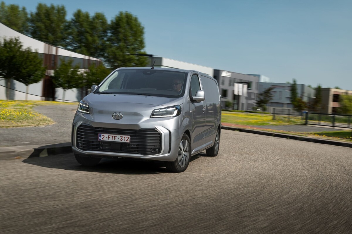 Vista lateral del Toyota ProAce Van, un vehículo ideal para el trabajo diario. Vista lateral del Toyota ProAce Van, un vehículo ideal para el trabajo diario.
