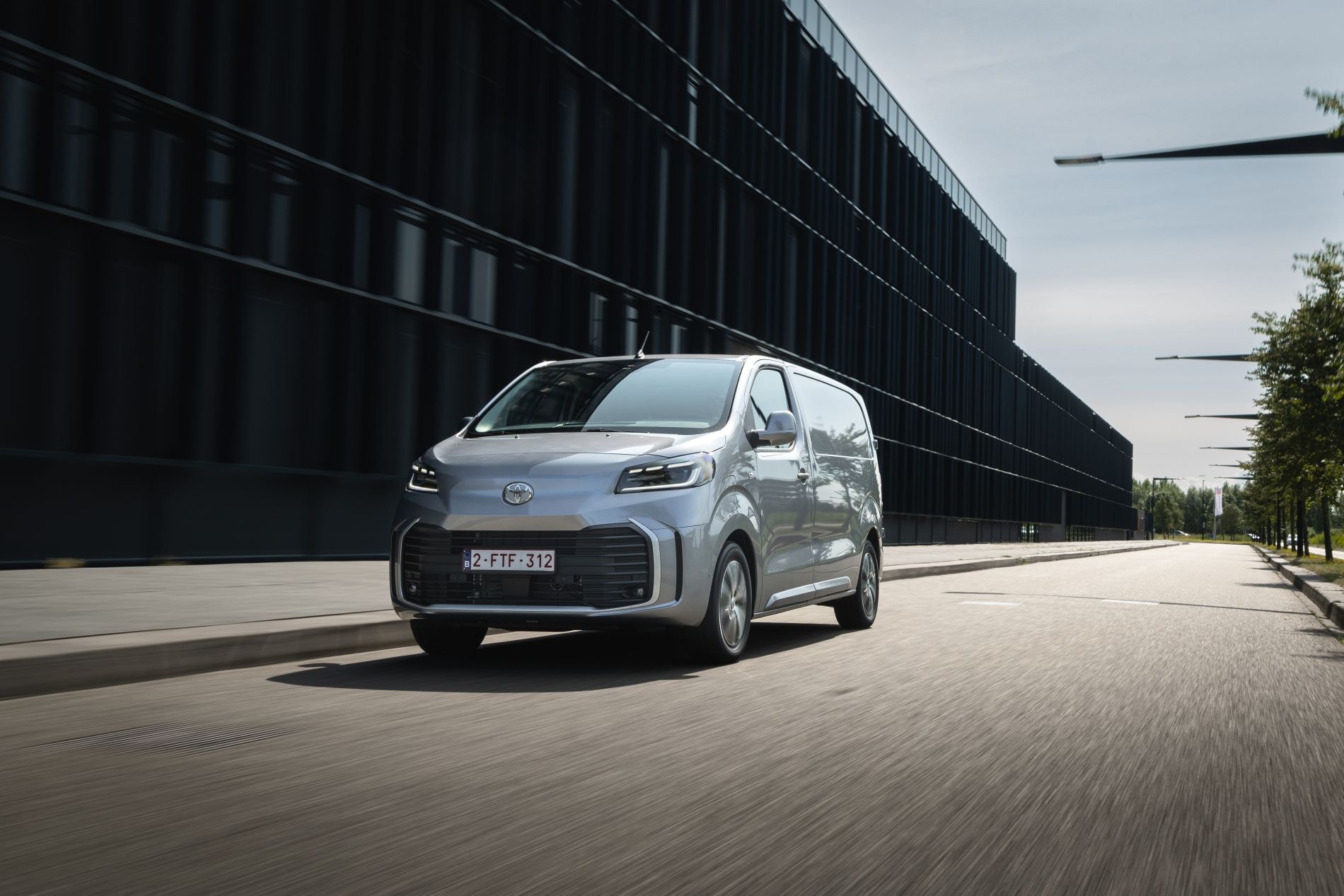 Toyota ProAce Van en movimiento, destacando su robustez y elegancia.