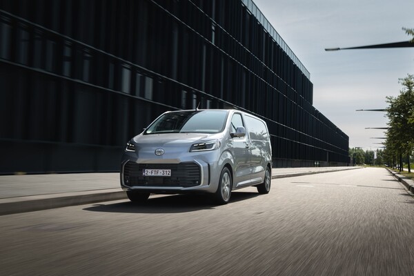 Toyota ProAce Van en movimiento, destacando su robustez y elegancia. Toyota ProAce Van en movimiento, destacando su robustez y elegancia.