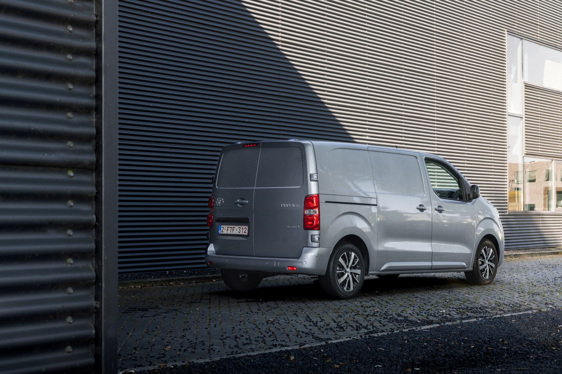 Toyota ProAce Van estacionado, resaltando su diseño funcional.