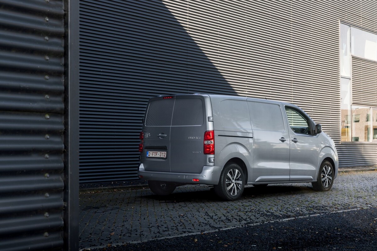 Toyota ProAce Van estacionado, resaltando su diseño funcional. Toyota ProAce Van estacionado, resaltando su diseño funcional.