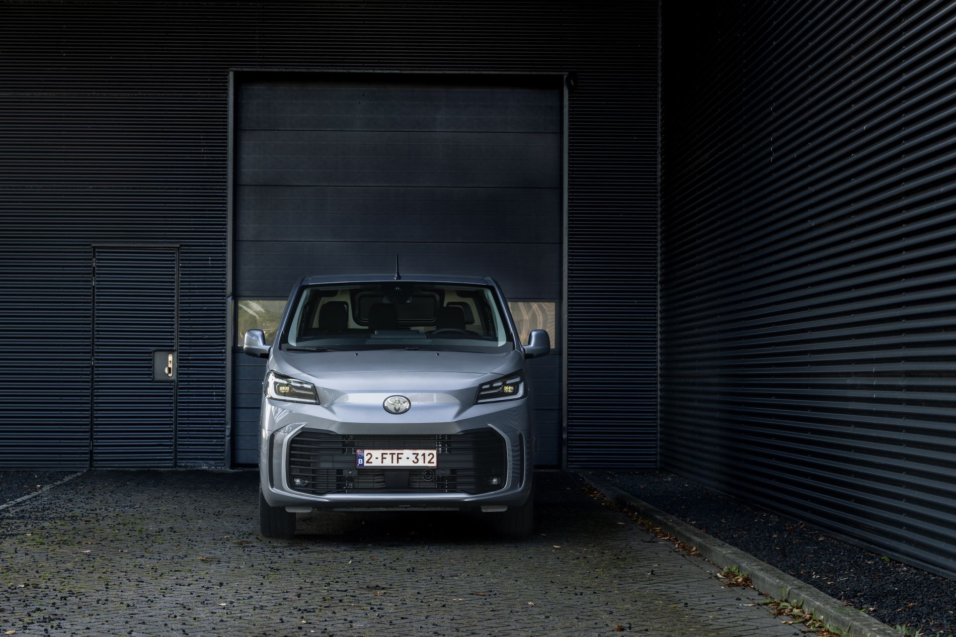 Vista trasera del Toyota ProAce Van, mostrando su sofisticado diseño.