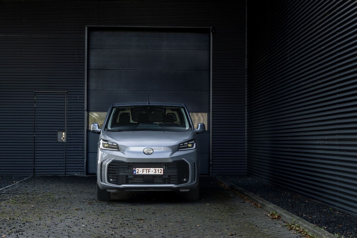 Vista trasera del Toyota ProAce Van, mostrando su sofisticado diseño. Vista trasera del Toyota ProAce Van, mostrando su sofisticado diseño.
