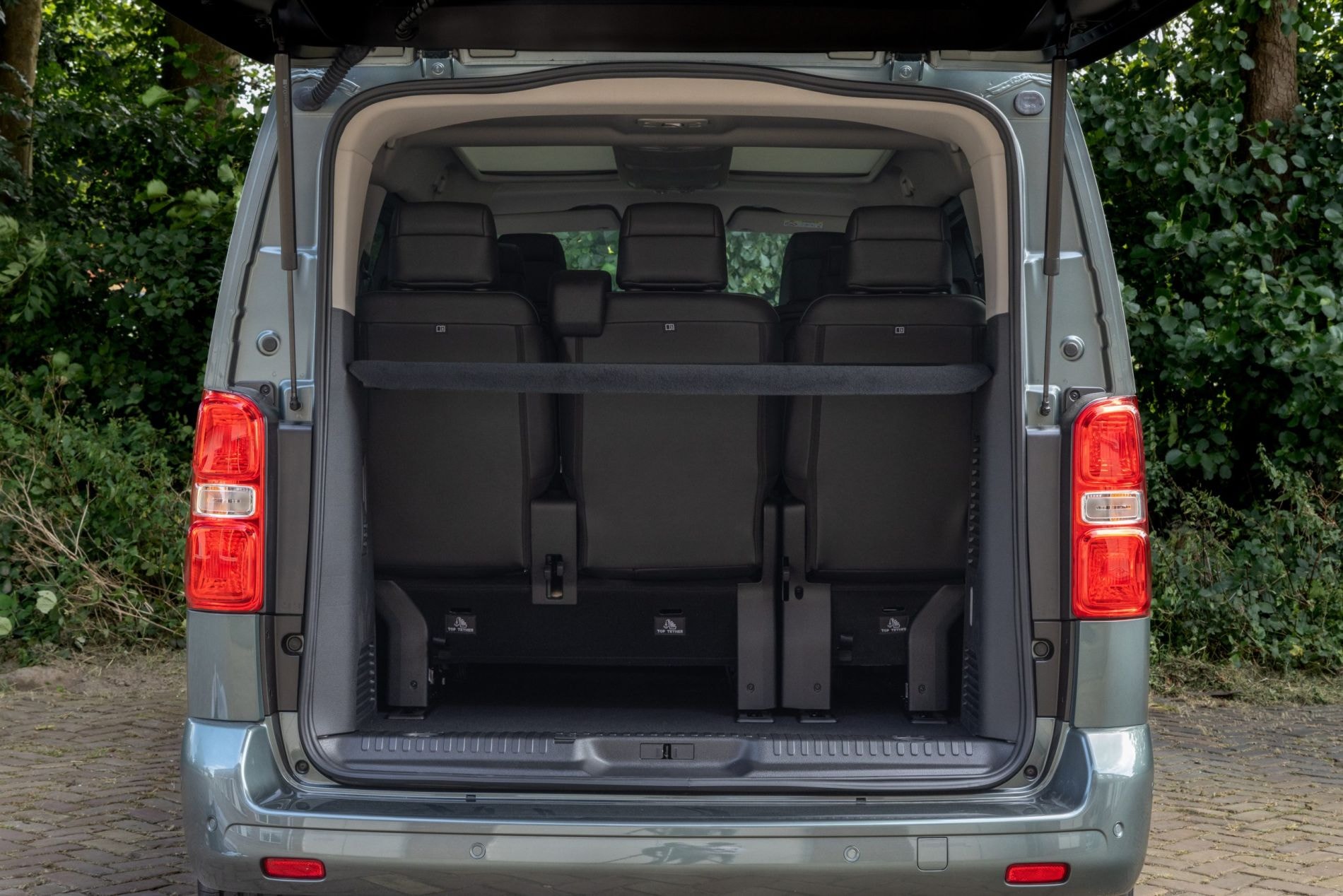 Primer plano del detalle del tejido del asiento, destacando calidad.