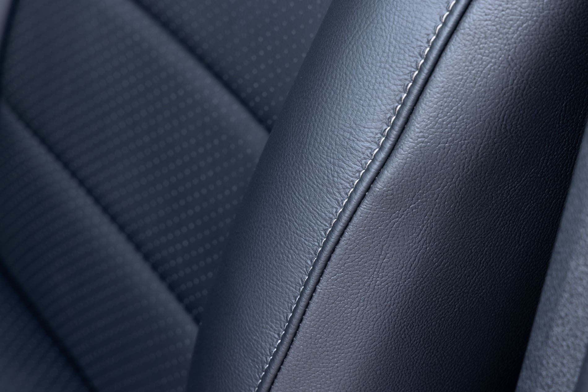 Primer plano del asiento, que muestra la calidad y confort del interior.