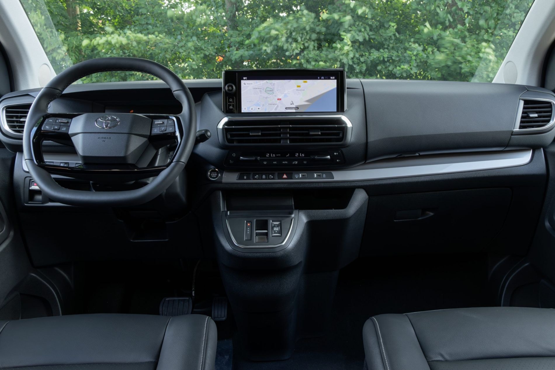 Vista lateral del interior que resalta los asientos cómodos.