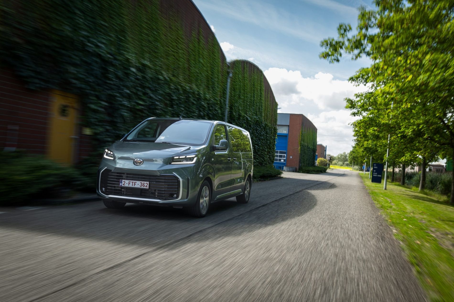 Vista del tablero de instrumentos, con tecnología accesible al conductor.