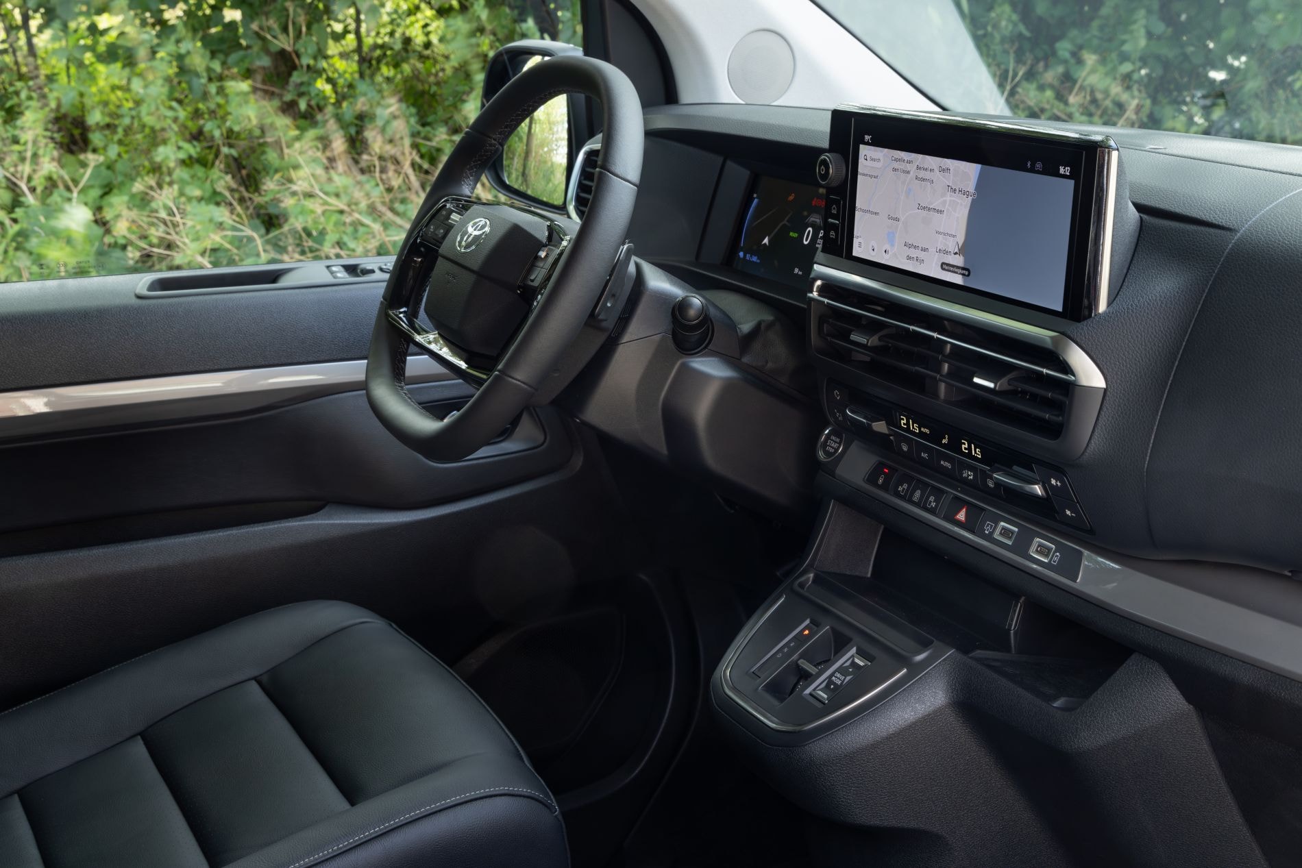 Lado del Toyota ProAce Verso mostrando su espacio interior y accesibilidad.