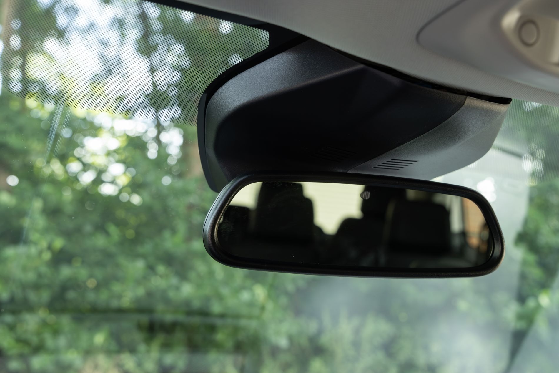 Vista lateral con puertas abiertas, ideal para carga y pasajeros.