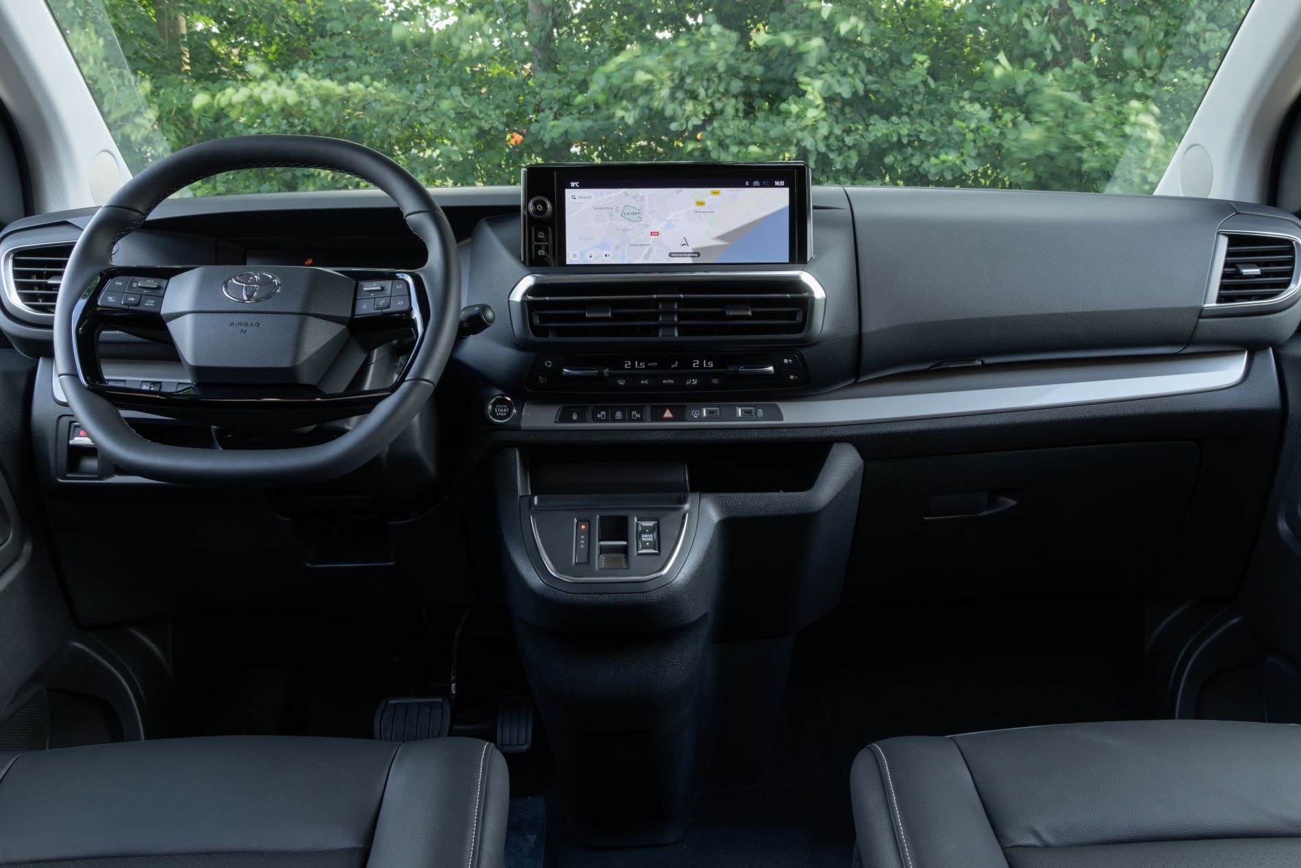 Vista lateral y frontal del Toyota ProAce Verso resaltando su diseño moderno.