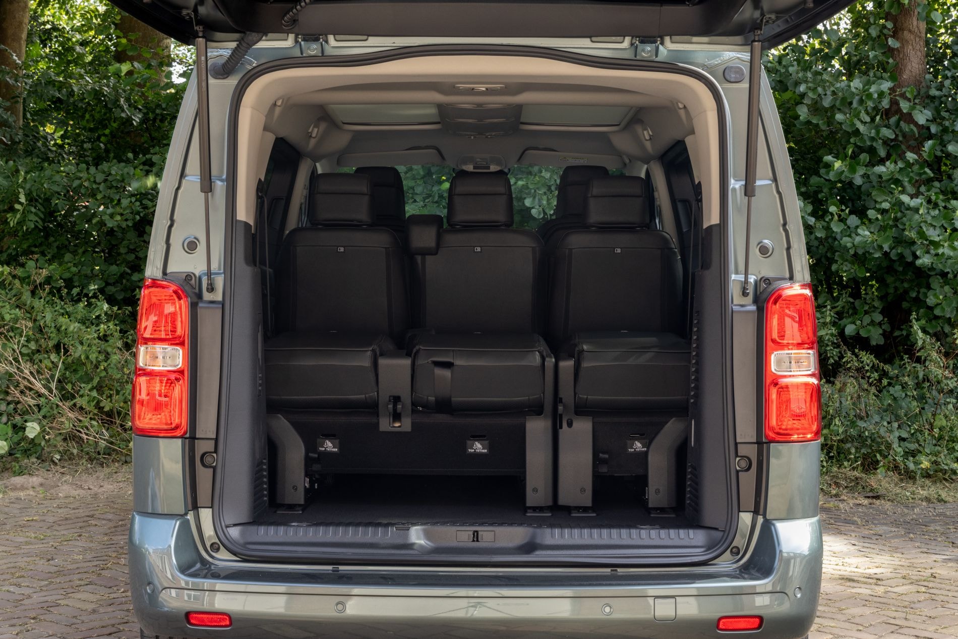 Asientos cómodos del Toyota ProAce Verso listos para el viaje.