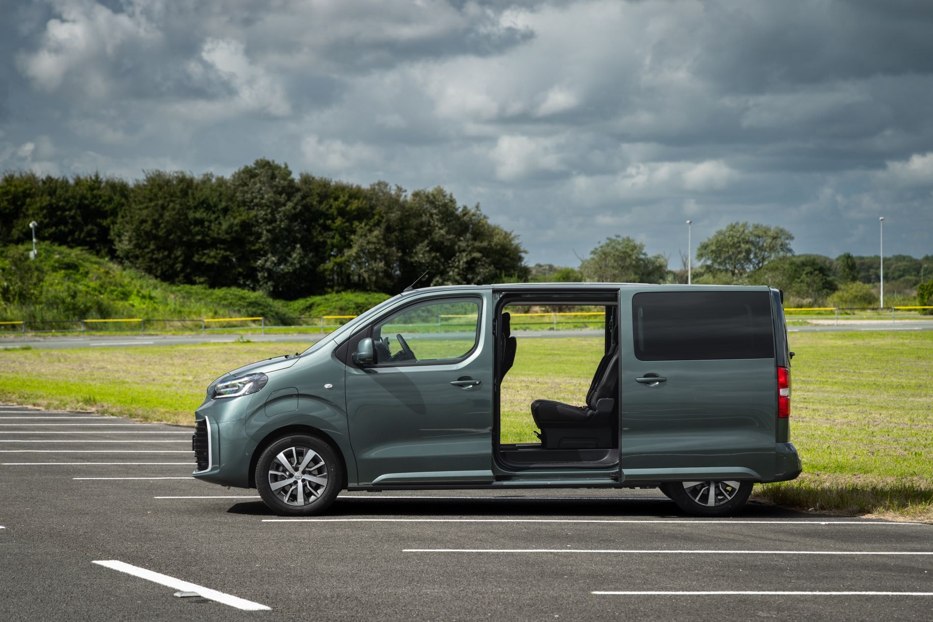 Interior del Toyota ProAce Verso, destacando su pantalla y confort.