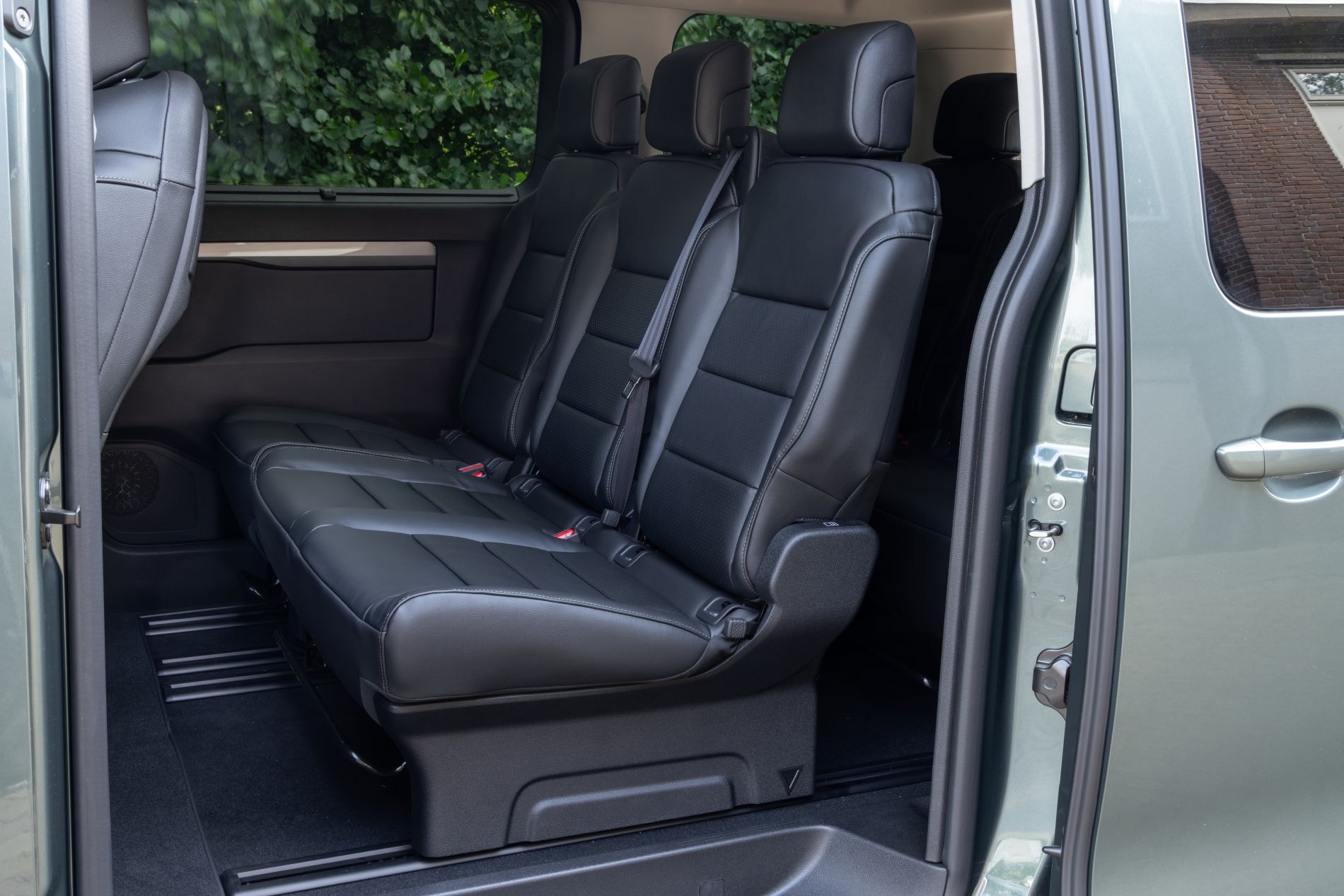 Maletero del Toyota ProAce Verso con asientos plegados, gran capacidad.