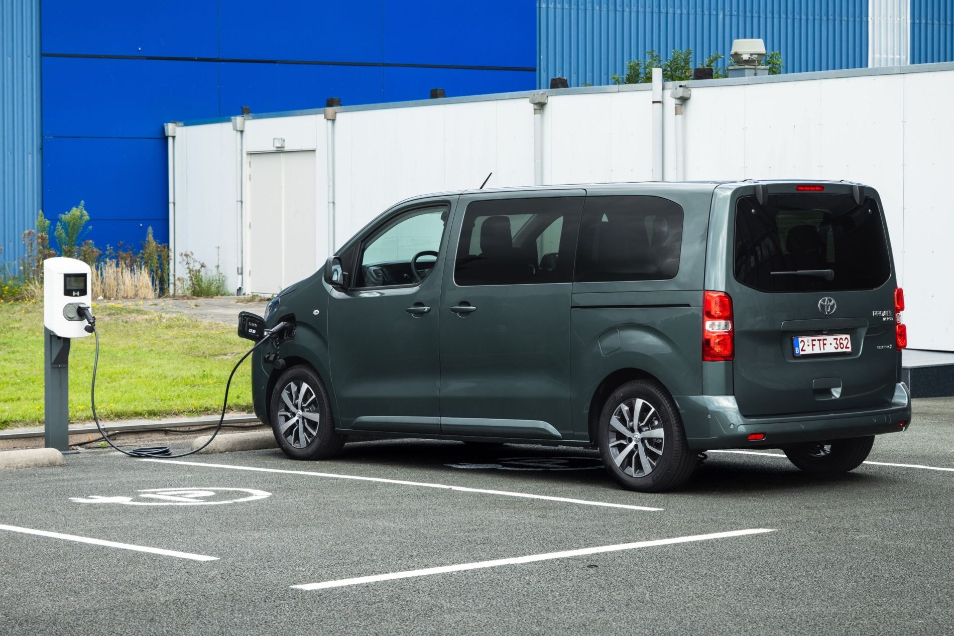 Vista trasera del Toyota ProAce Verso, con un diseño elegante.