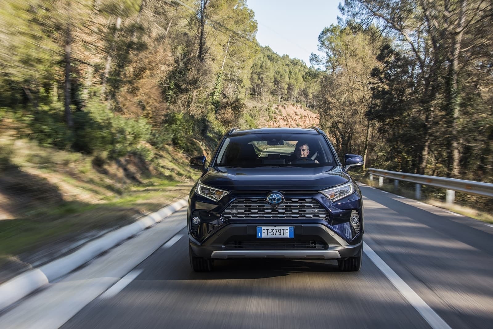 El RAV4 híbrido integrándose con el entorno en su conducción.