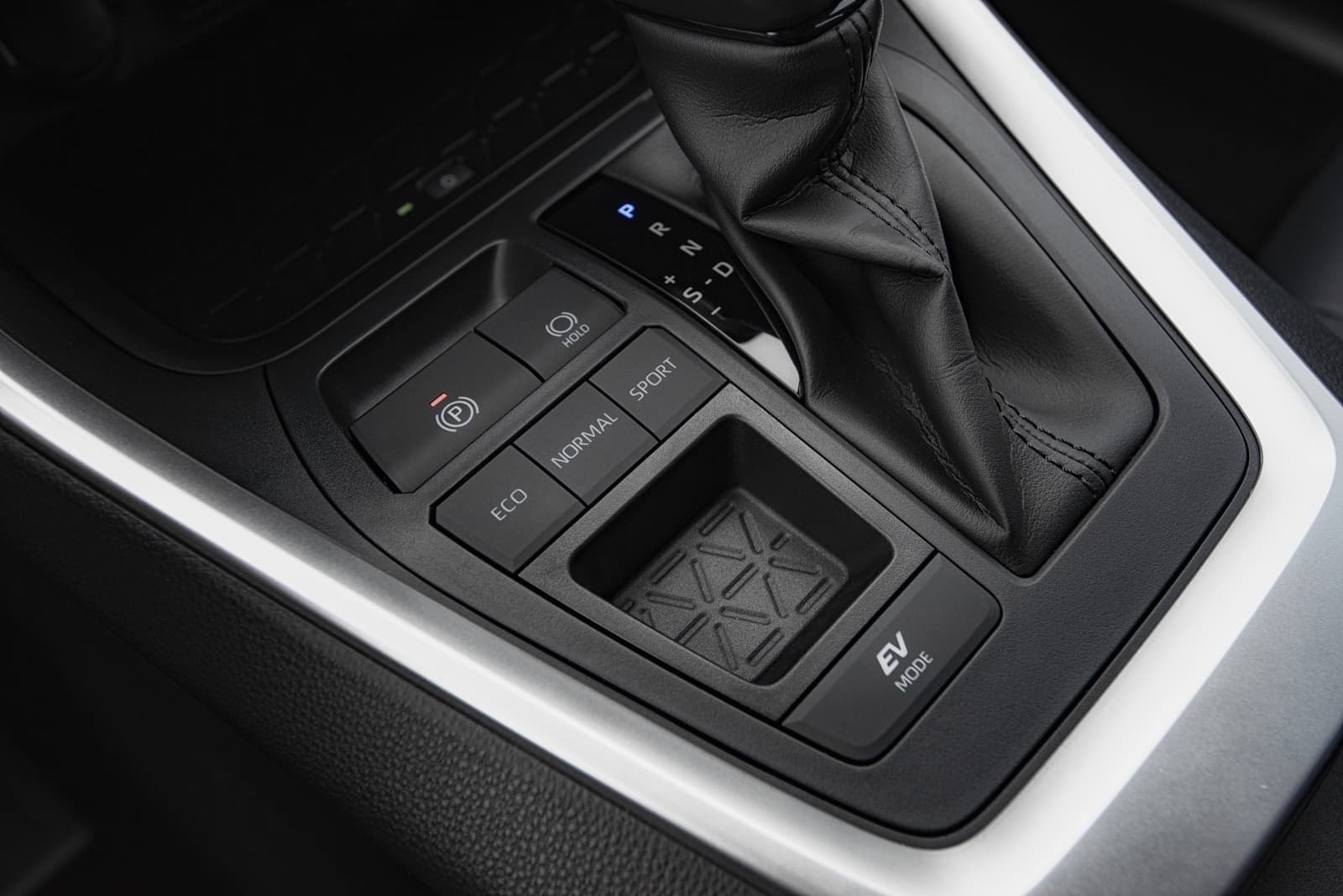 Detalle de la consola central con selector de cambio de marchas.