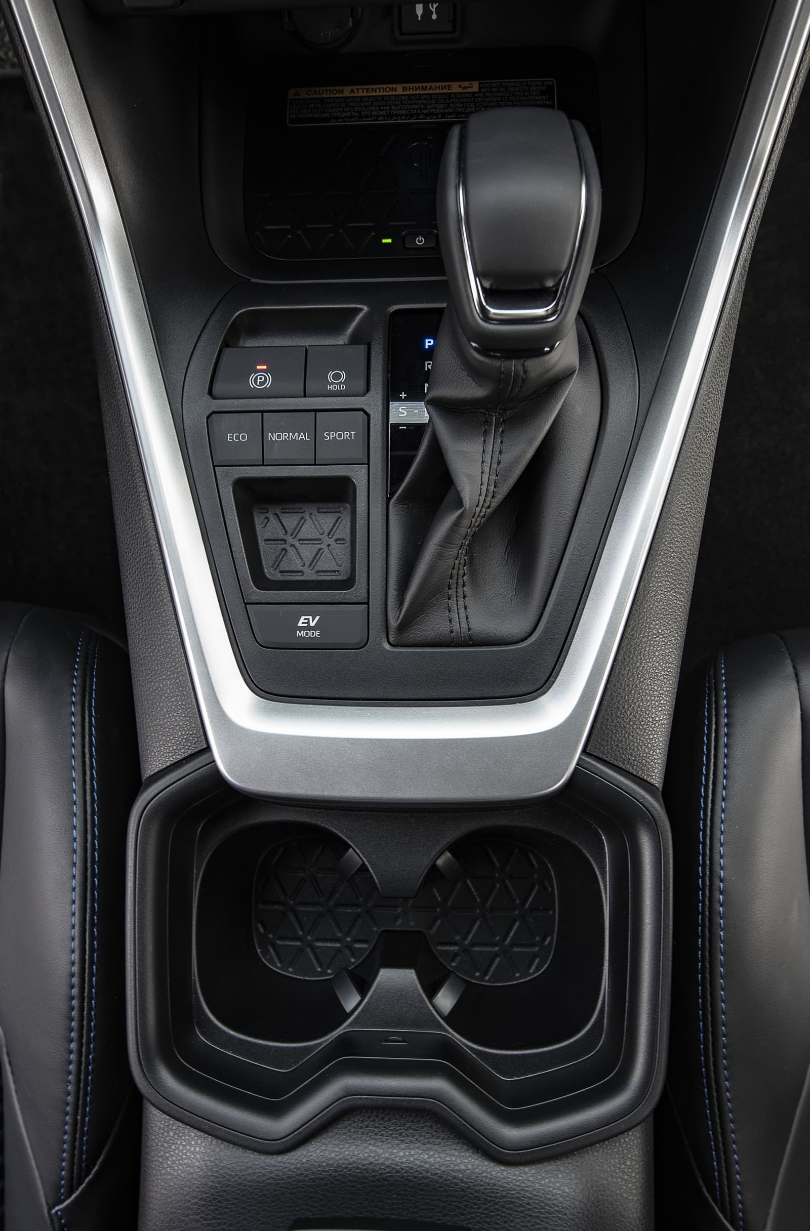 Consola central con selector de cambios y portavasos.