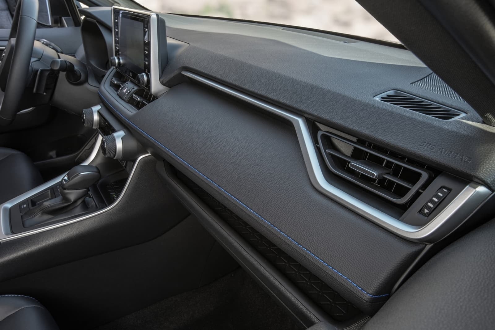 Consola central con comandos intuitivos y diseño sofisticado.