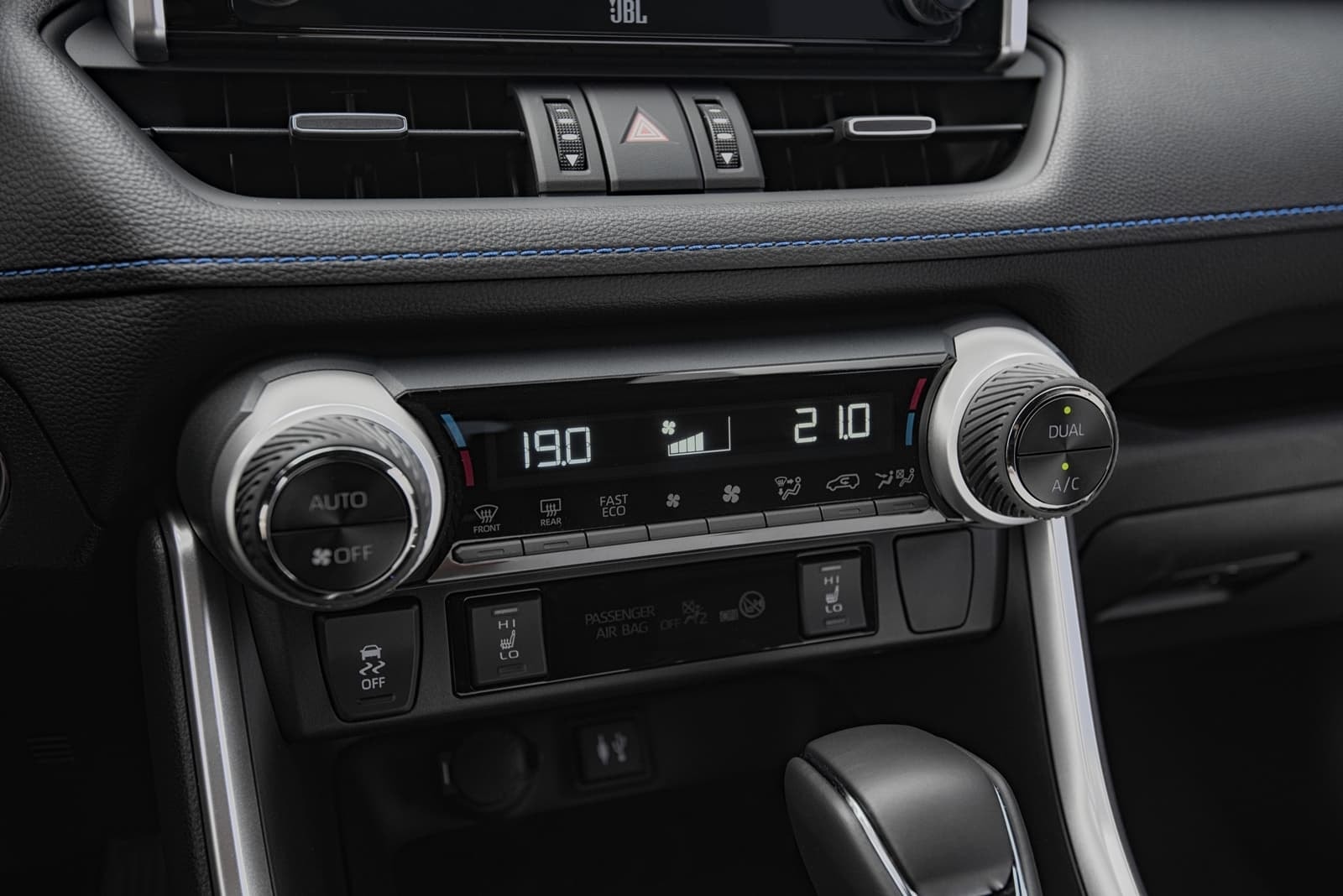 Controles de climatización con pantalla digital y detalles en azul.