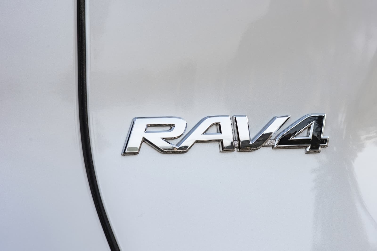 Rótulo distintivo RAV4 reflejando la identidad del vehículo.
