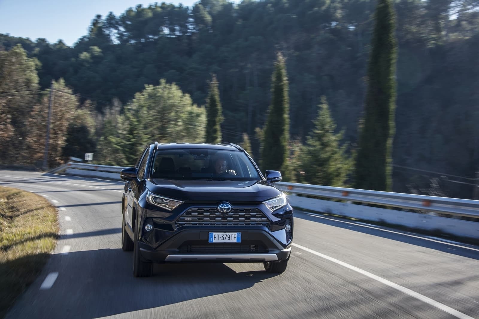 Toyota RAV4 Híbrido en ruta, captura frontal que muestra su diseño agresivo.