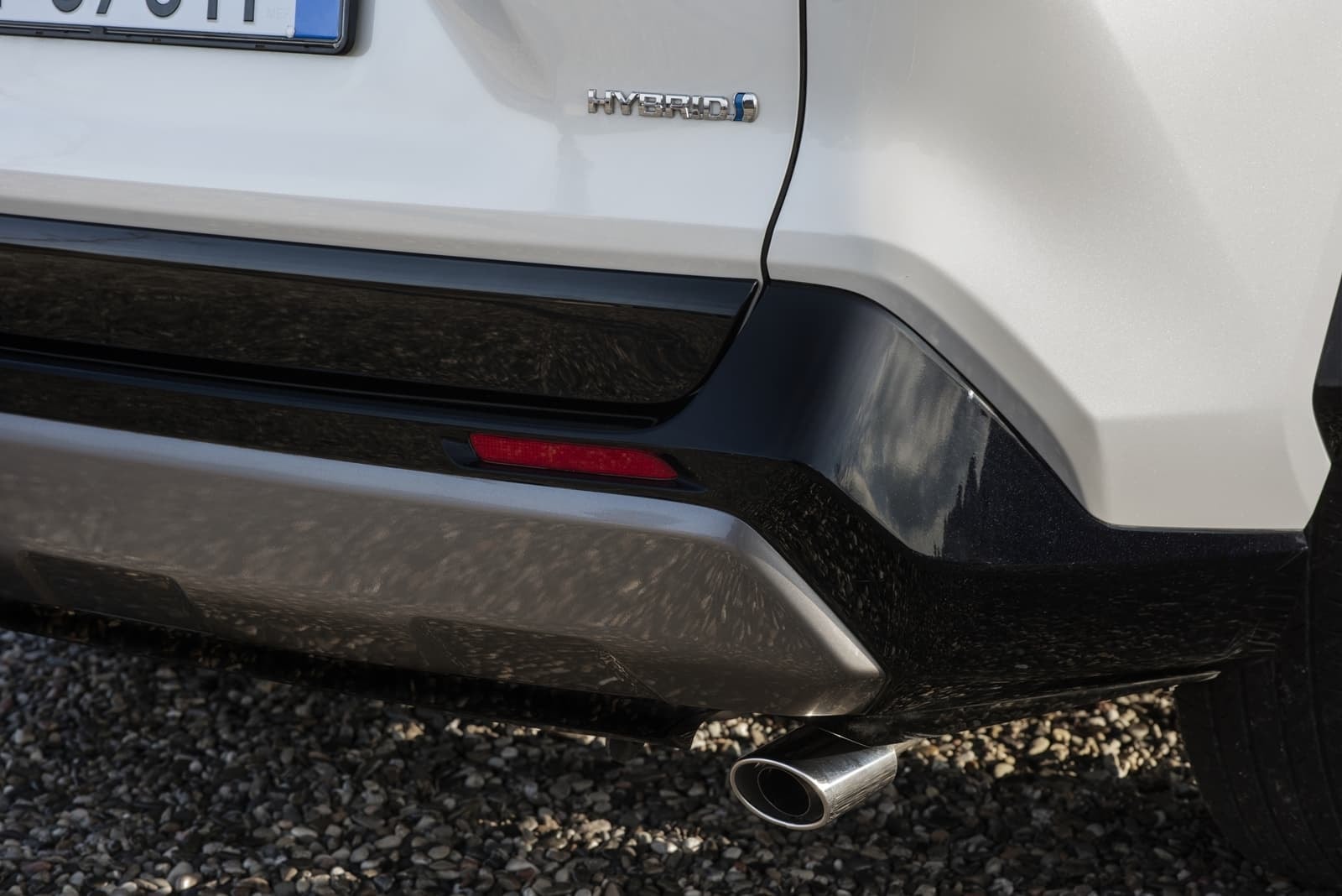Detalle del escape que acentúa la deportividad del híbrido.