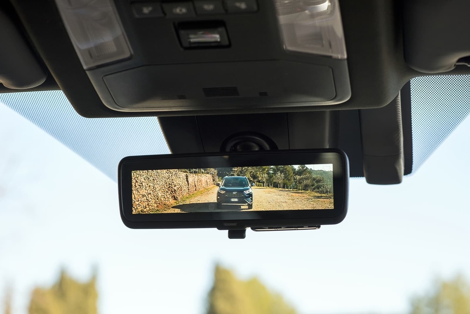 Espejo retrovisor digital que muestra la vista trasera del vehículo.