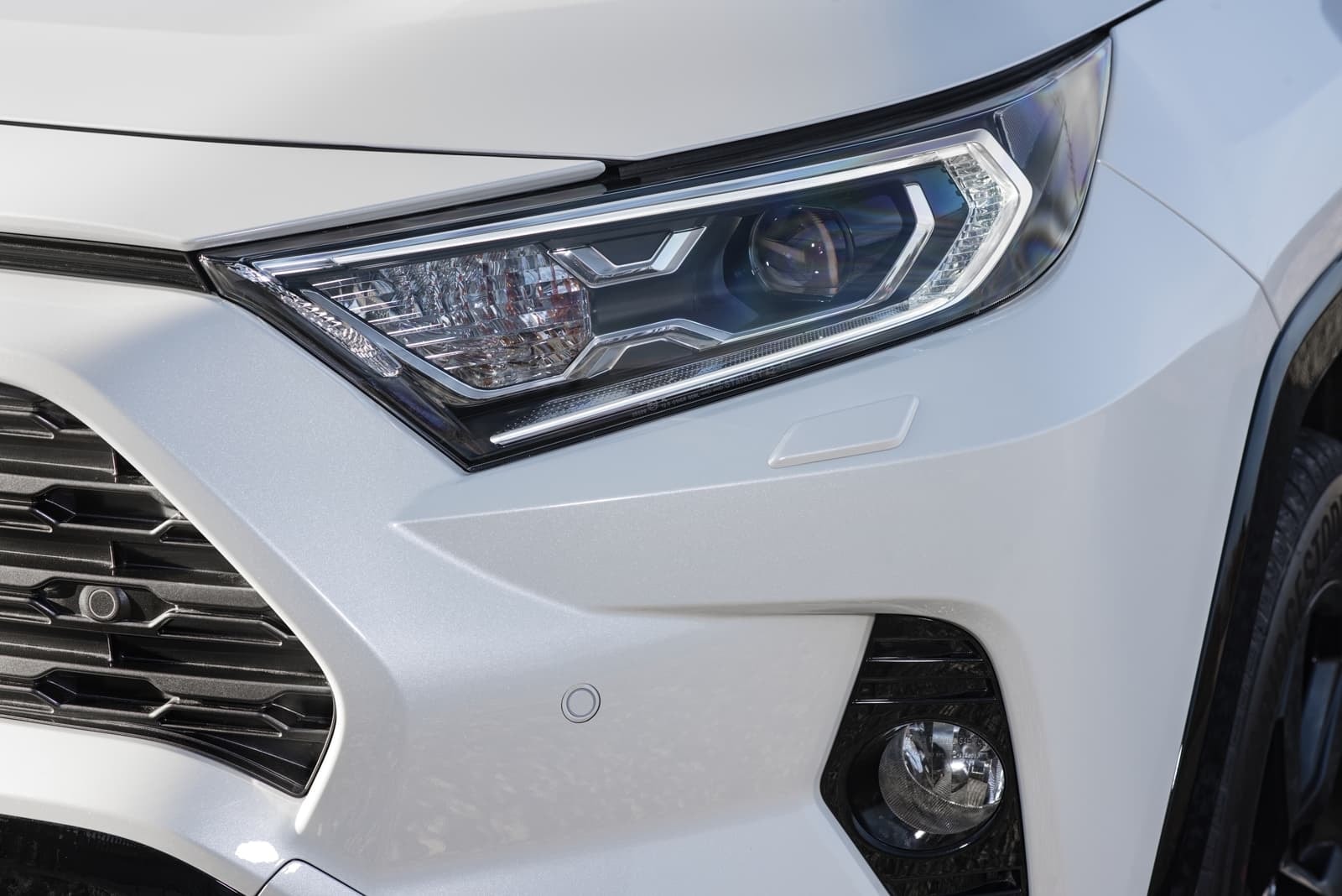 Imagen detallada del diseño de los faros del Toyota RAV4 Híbrido.