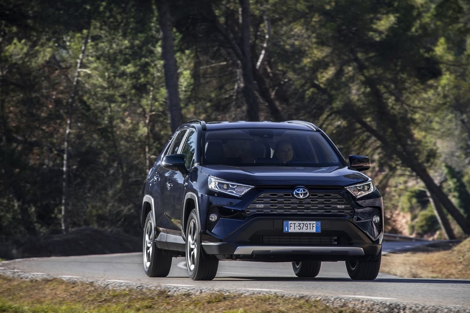 Lateral del RAV4 Híbrido capturando su perfil dinámico.