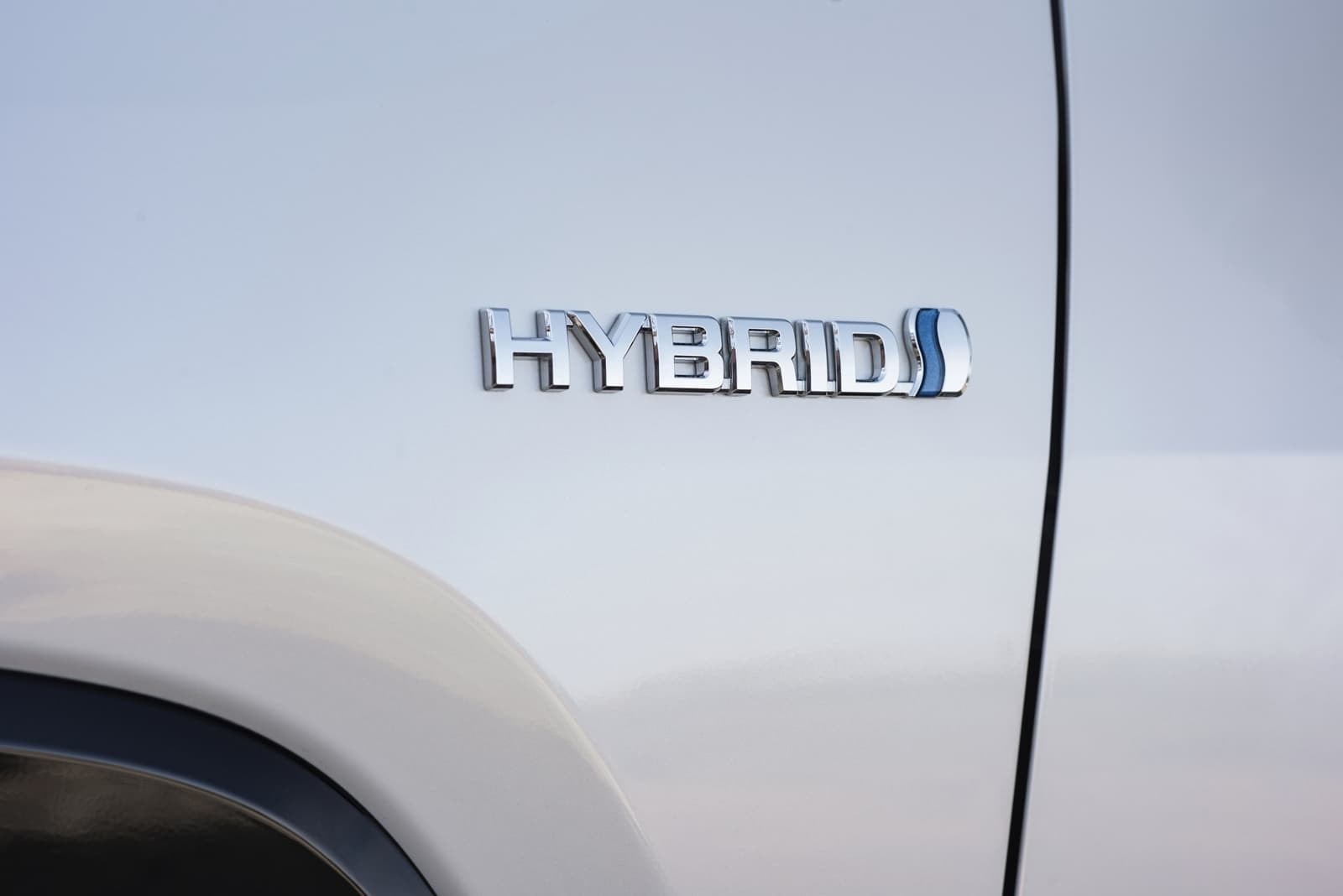 Insignia 'Hybrid' subraya la tecnología híbrida del vehículo.