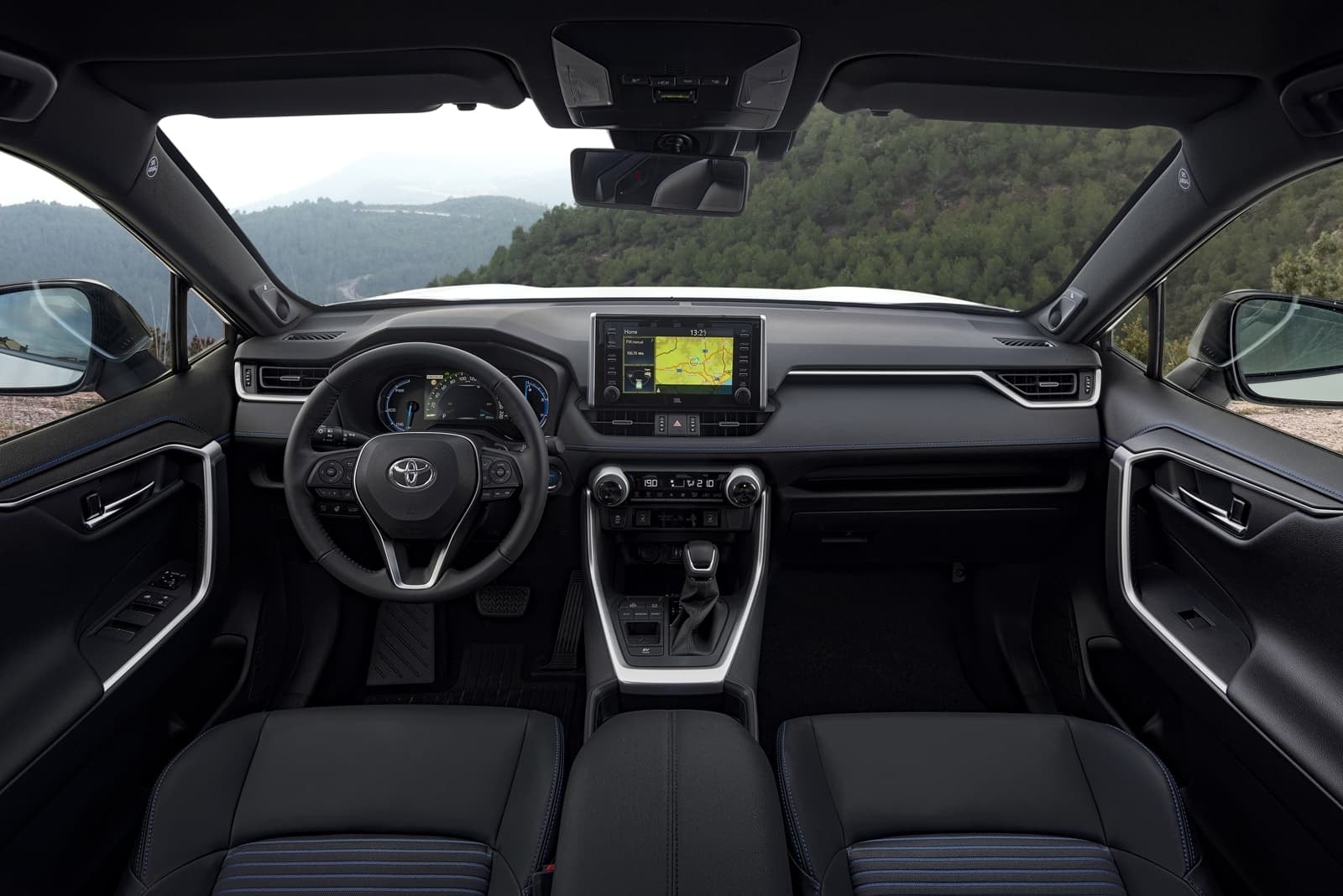 Cabina del Toyota RAV4 Híbrido con foco en la consola y el ambiente espacioso.