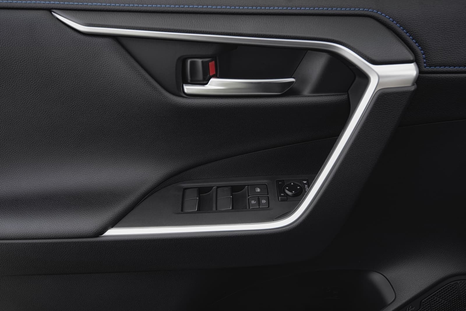 Panel de puerta con controles eléctricos y detalles cromados.