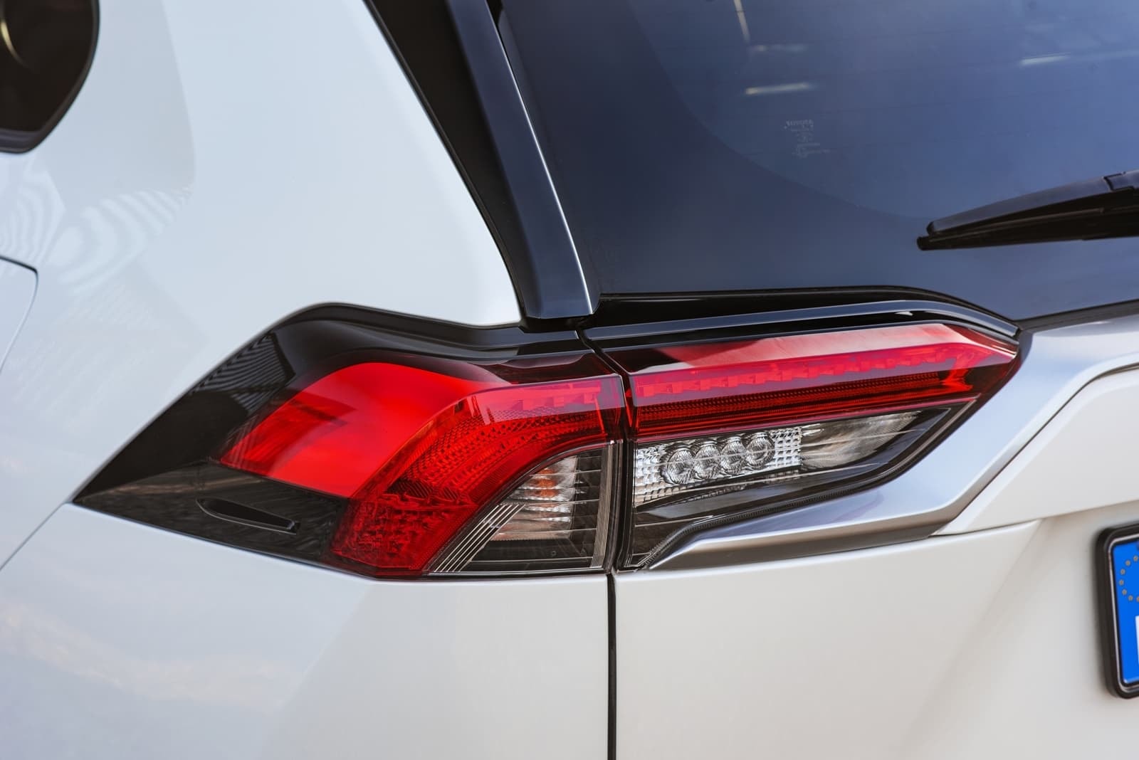 Piloto trasero con tecnología LED y diseño moderno.
