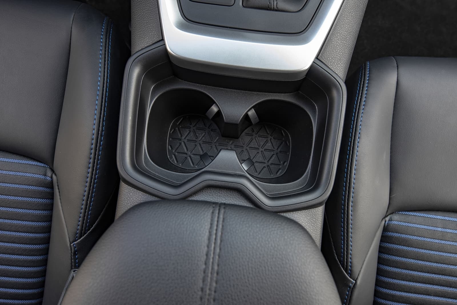 Portavasos funcional situado en la consola central.