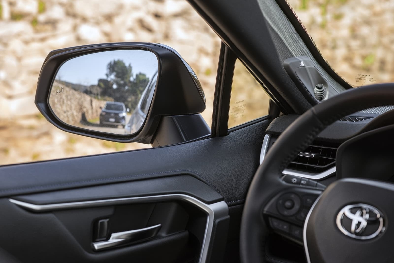 Espejo retrovisor con auto-dimming y sensores integrados.