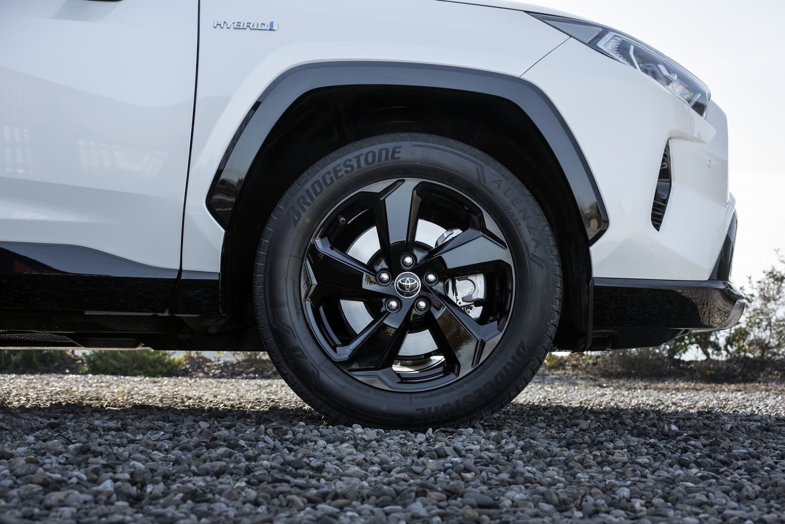 Rueda con diseño exclusivo y neumáticos Bridgestone.