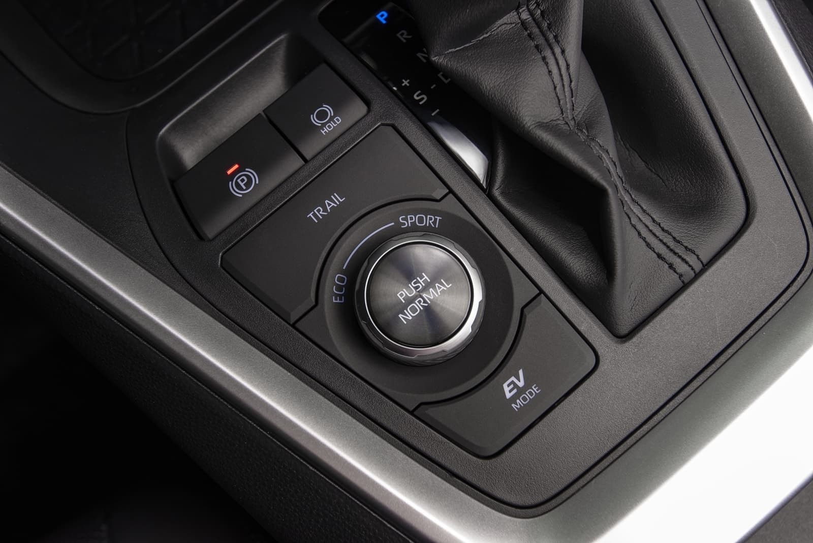 Selector de modo de conducción con botón EV para modo eléctrico.